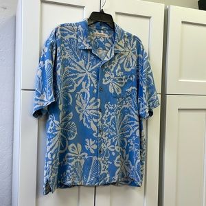 TOMMY BAHAMA ALOHA SHIRT 100% SILK SIZE XL COLOR SKY BLUE WITH IVORY PRINT